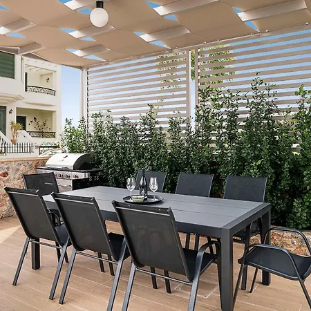 Luminus Arcus - Modern With A Private Pool!