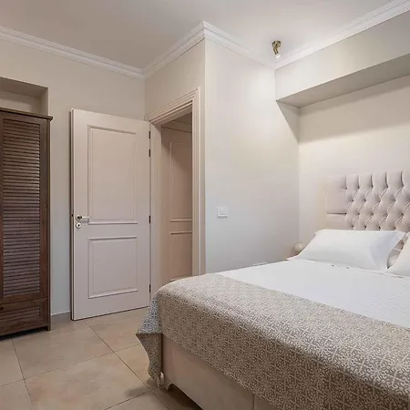 Luminus Arcus - Modern With A Private Pool!