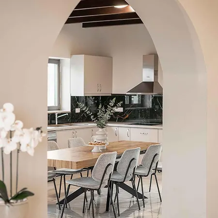 Luminus Arcus - Modern With A Private Pool!