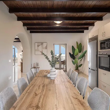 Luminus Arcus - Modern With A Private Pool!